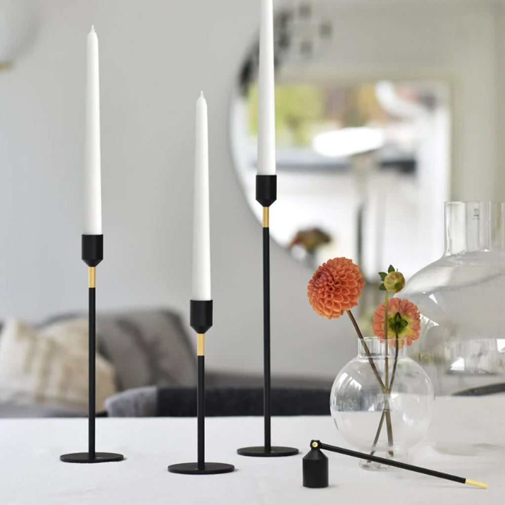 Eleganter hochwertiger Kerzenhalter mit skandinavischem Flair und Messingakzenten schwarz