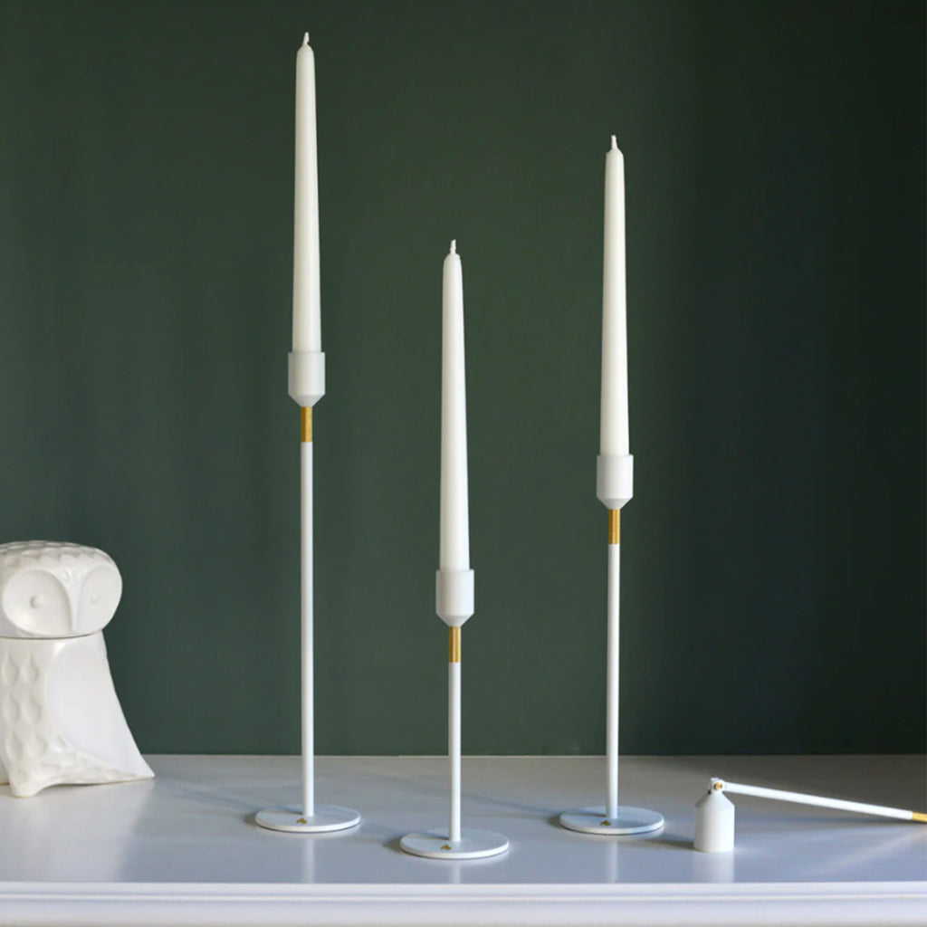 Eleganter hochwertiger Kerzenhalter mit skandinavischem Flair und Messingakzenten weiß