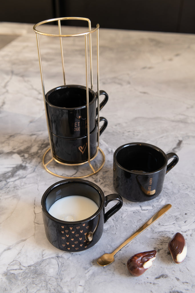4 Tassen aus Keramik stapelbar als Set im Metallspender- Regal